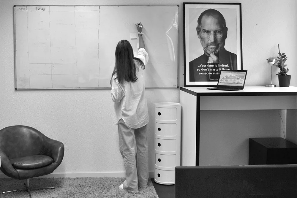 Teammitglied skizziert Ideen am Whiteboard