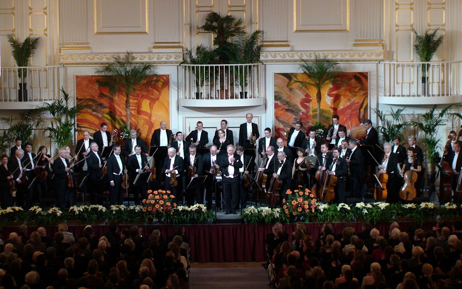 Das Vienna Hofburg Orchester tritt in einem großen Konzertsaal auf.
