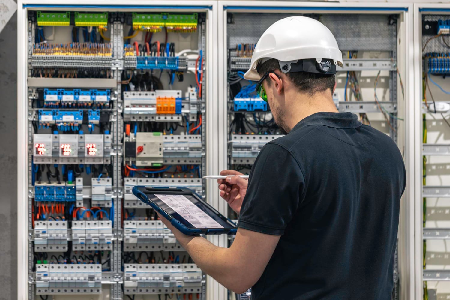 In einer modernen Fabrik arbeiten automatisierte Maschinen und verdeutlichen effiziente Fertigung.