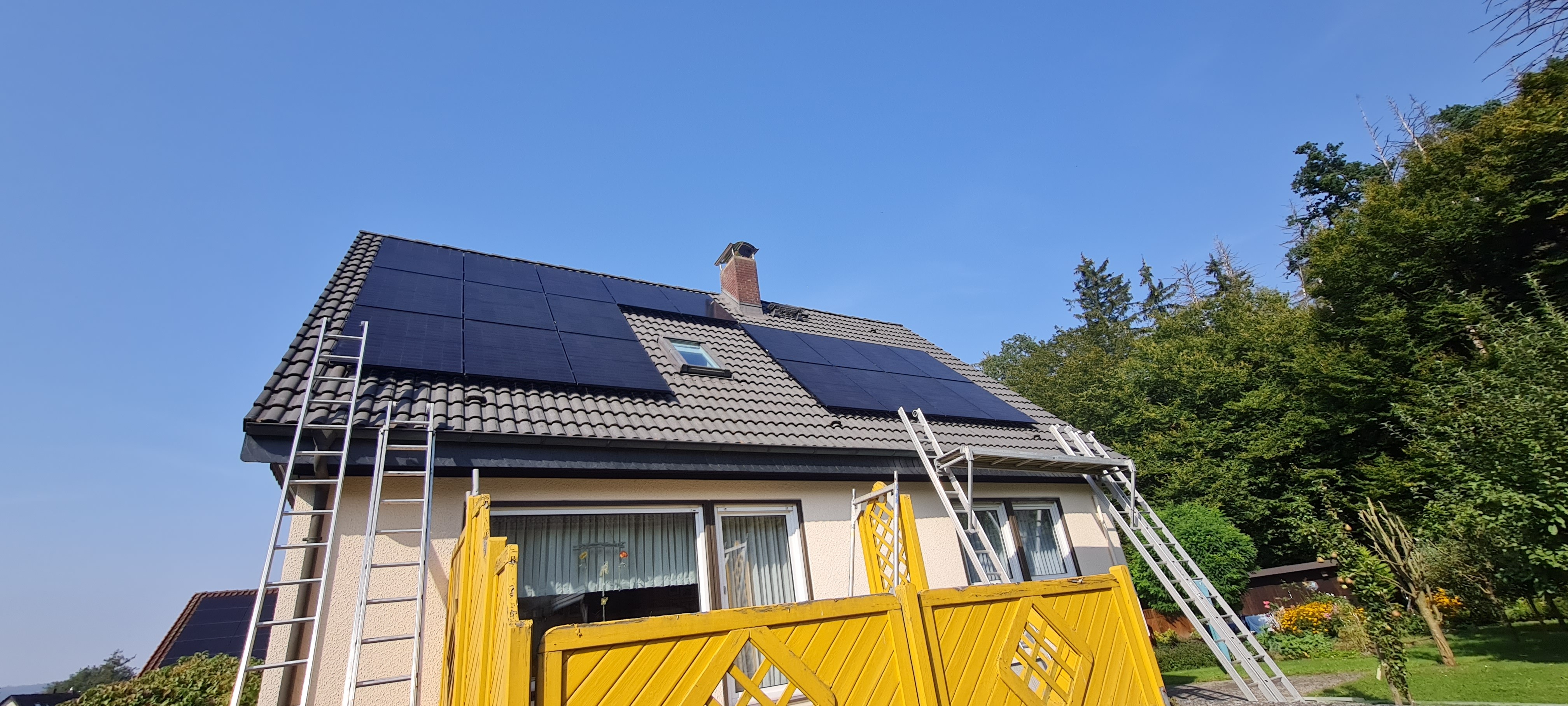 Dach mit PV Anlage in Lüchtringen