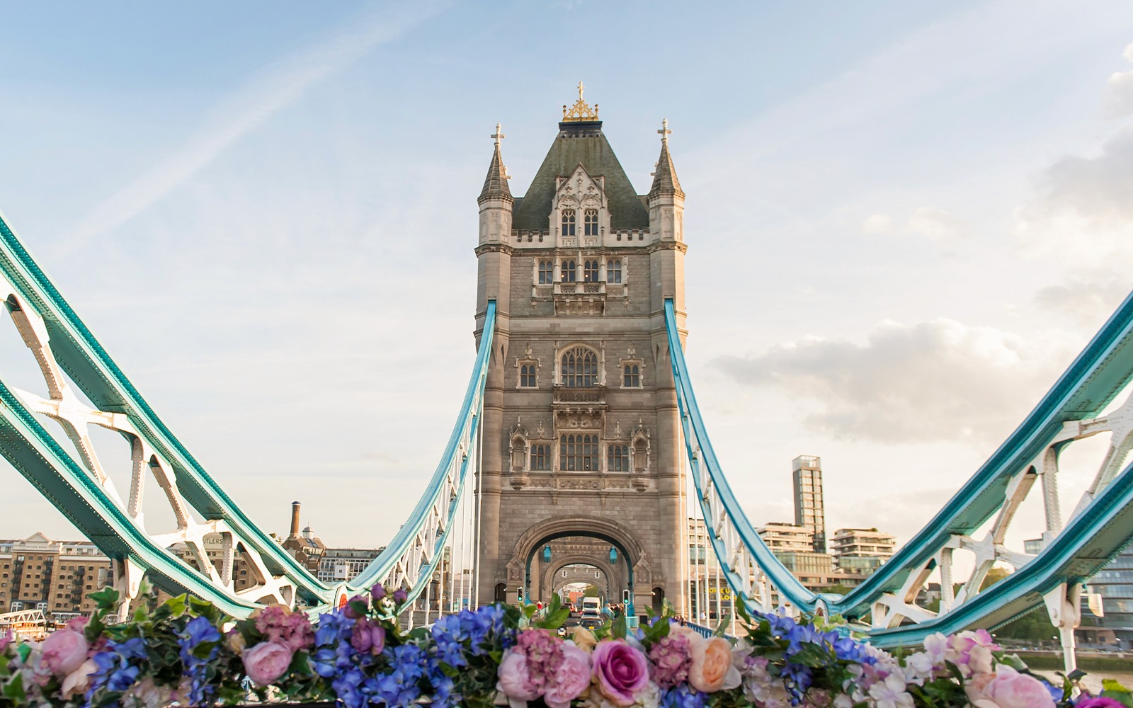 伦敦的塔桥，有鲜花作为前景。