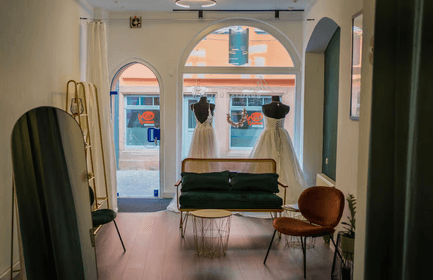 Der stilvolle Showroom von Main Brautstübchen in Wertheim – exklusive Brautkleid-Anprobe in entspannter Atmosphäre.