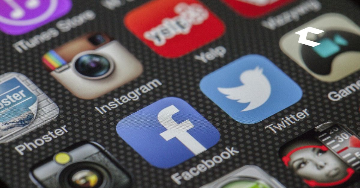 Smartphone mostrando iconos de redes sociales en la pantalla, ilustrando la gestión de comunidades y estrategia de marketing digital móvil.