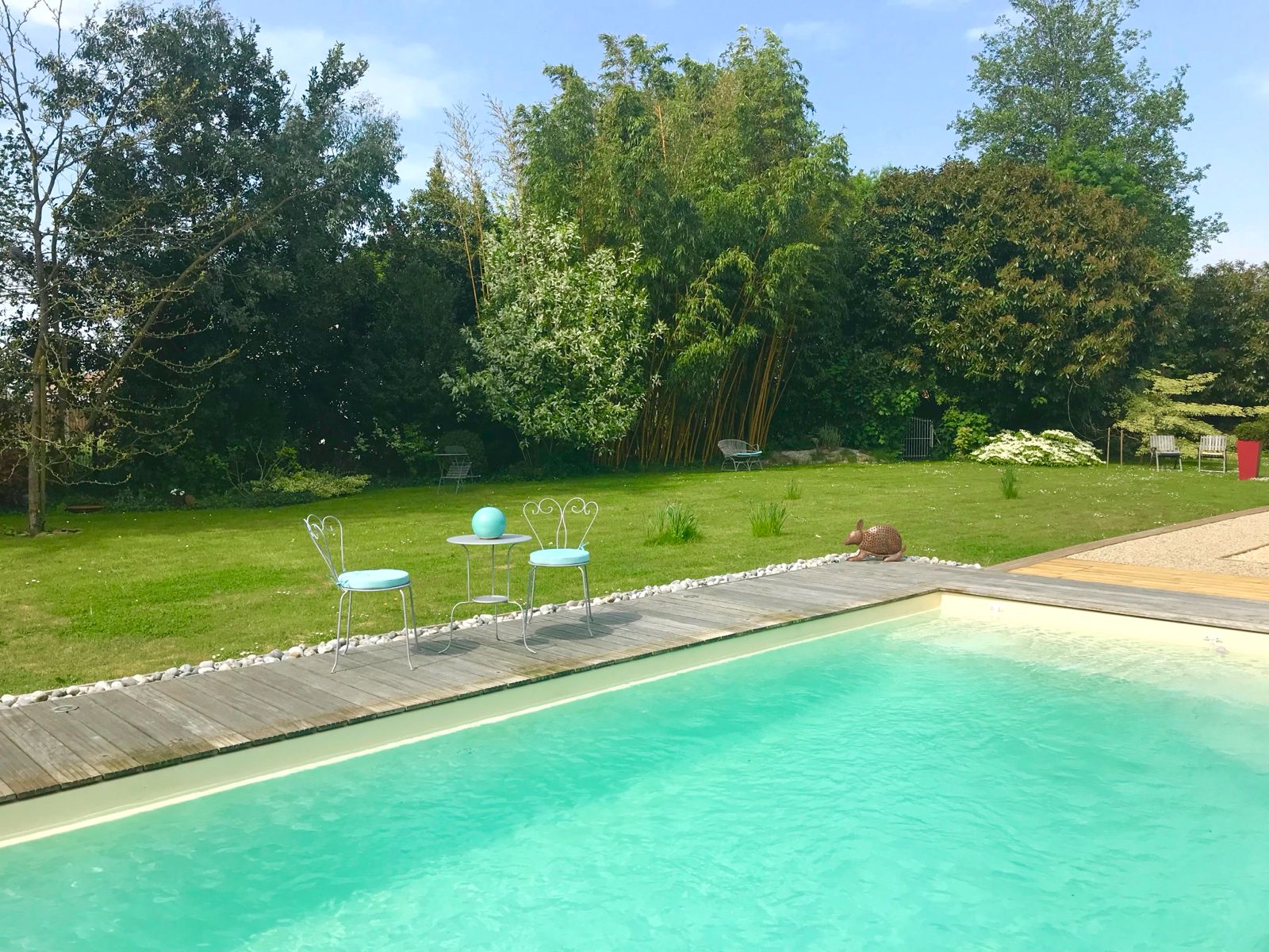 Terrasse avec toiles d'ombrage et piscine