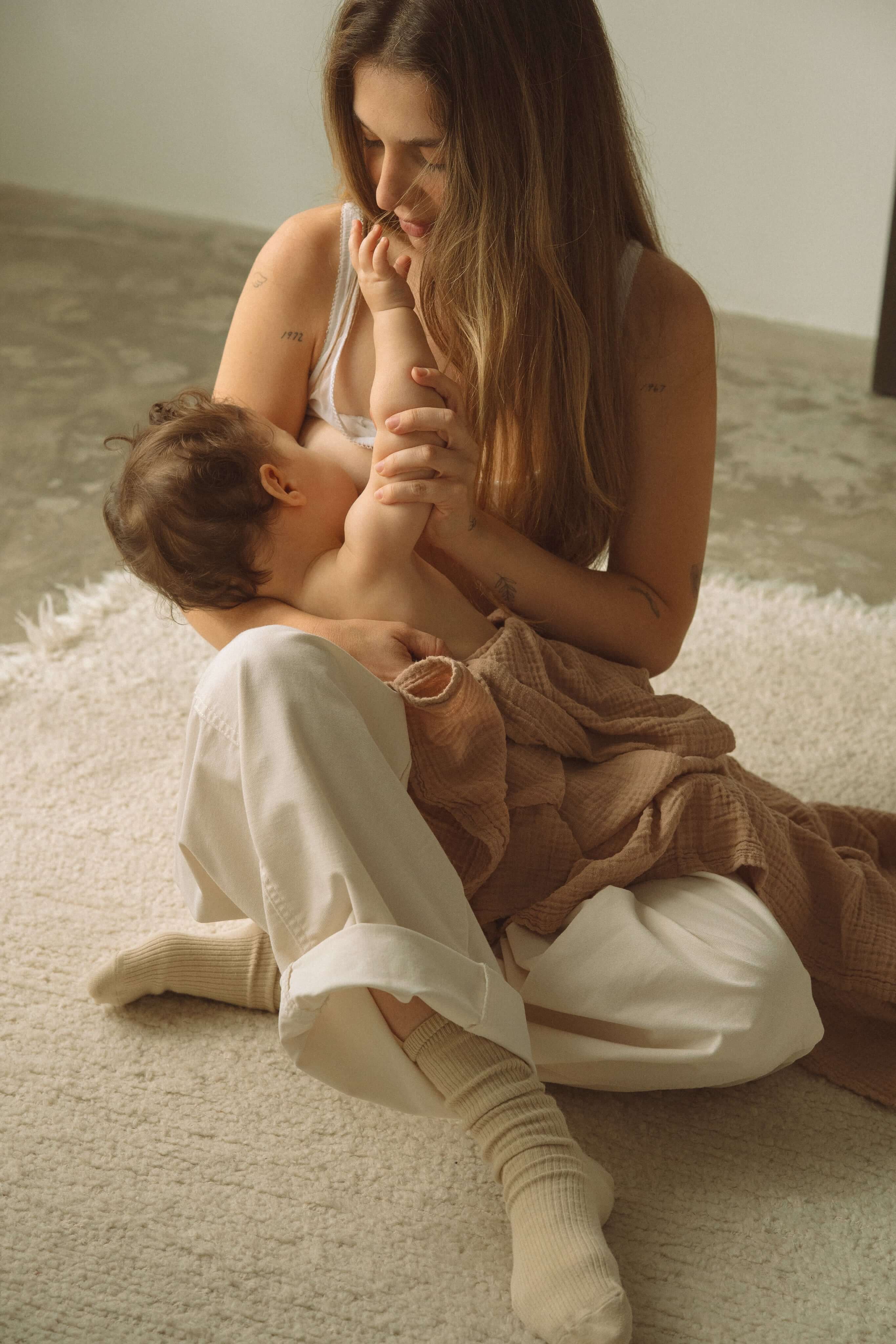 Une mère allaitant son bébé.