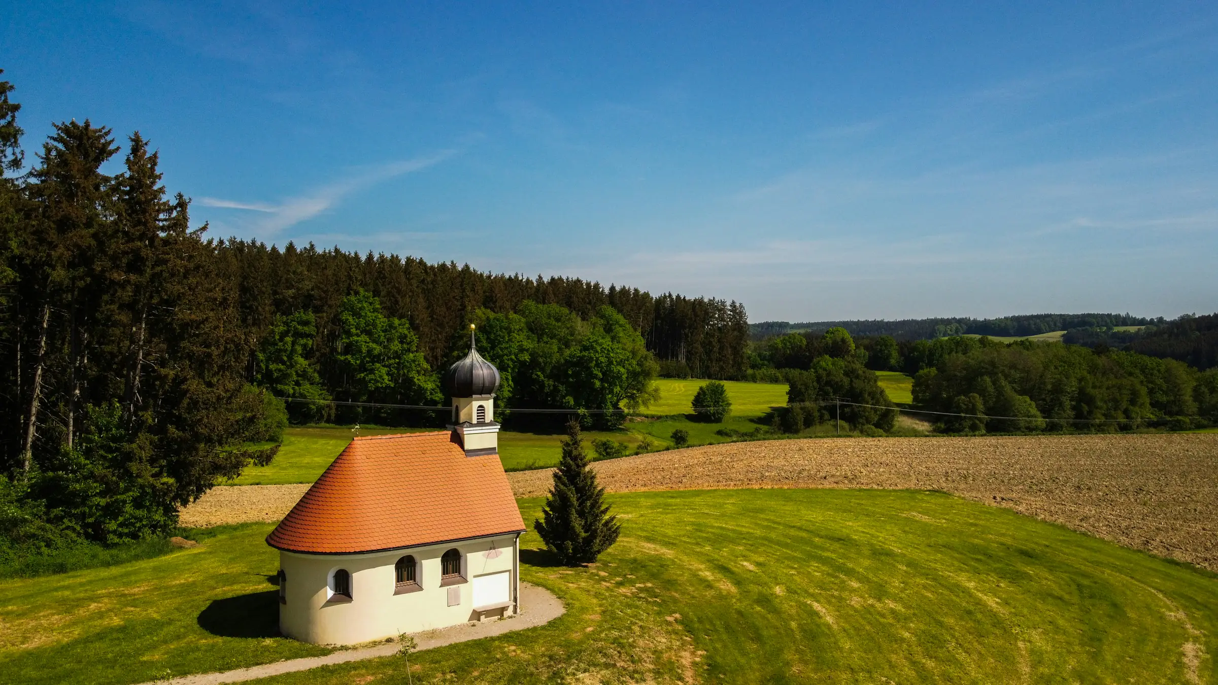 Unterallgäu, Feldkapelle zwischen Wiesen und Wald