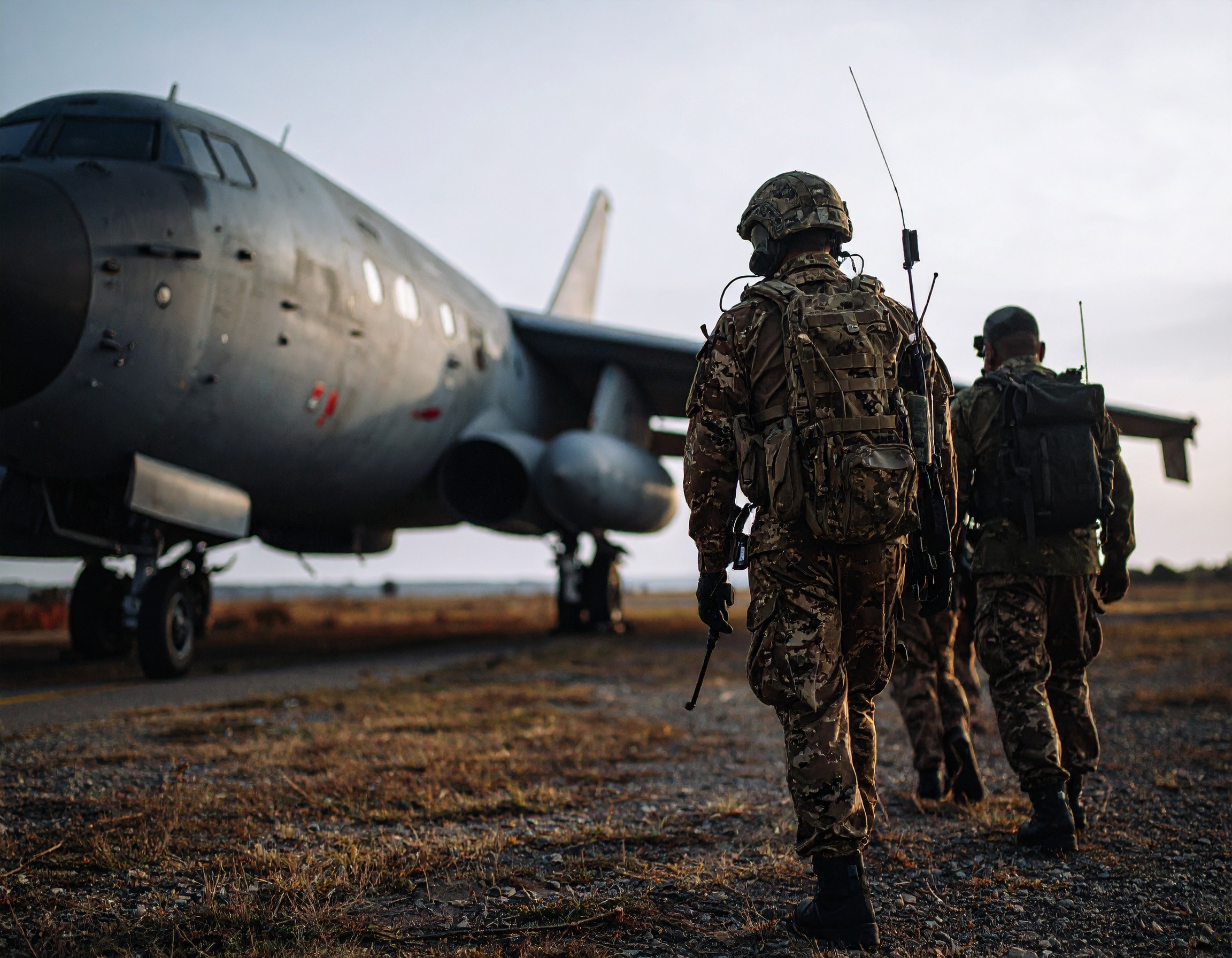 spec ops team approaching aircraft