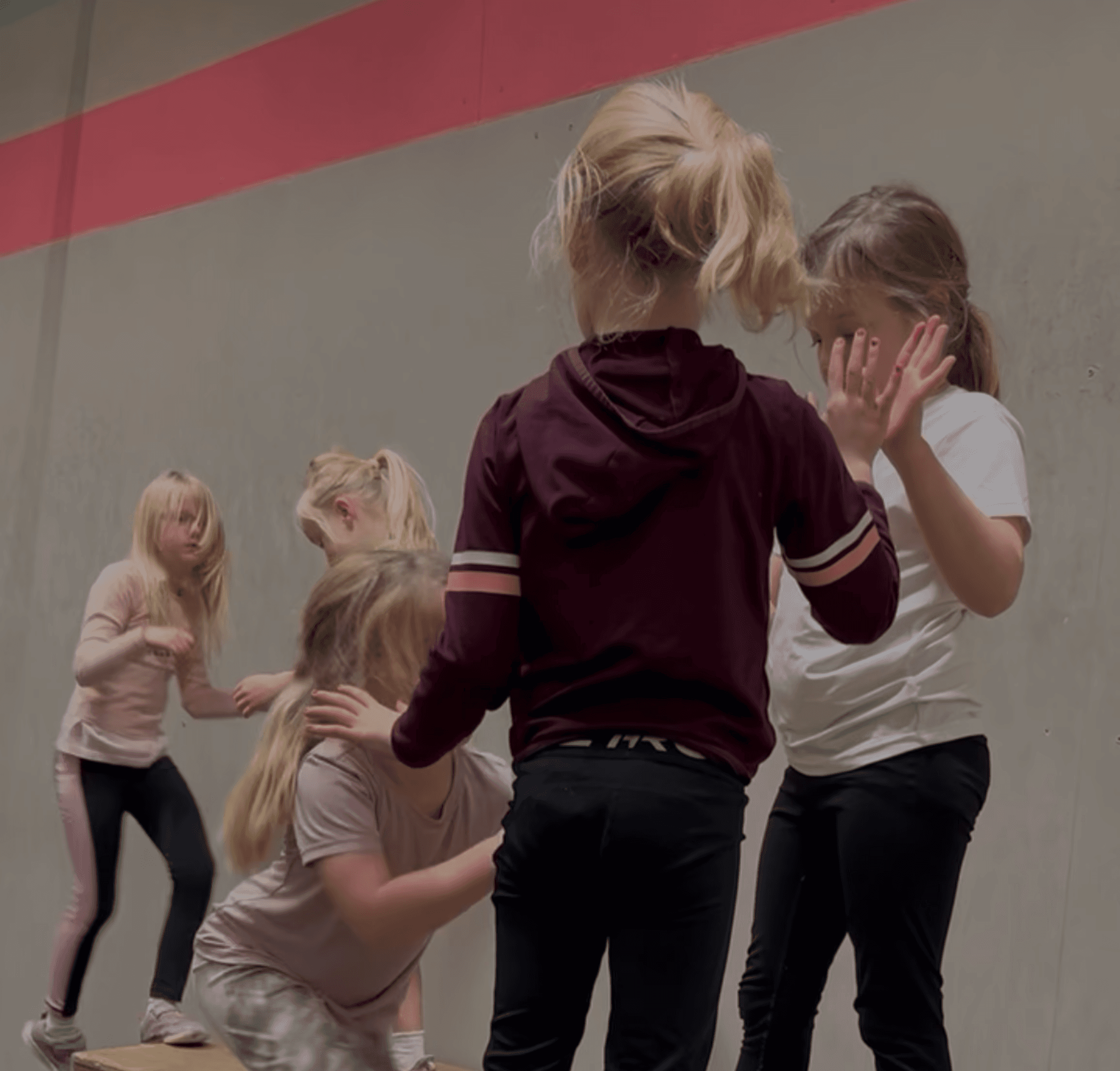 Barna har en lagøkt og gir high five til hverandre