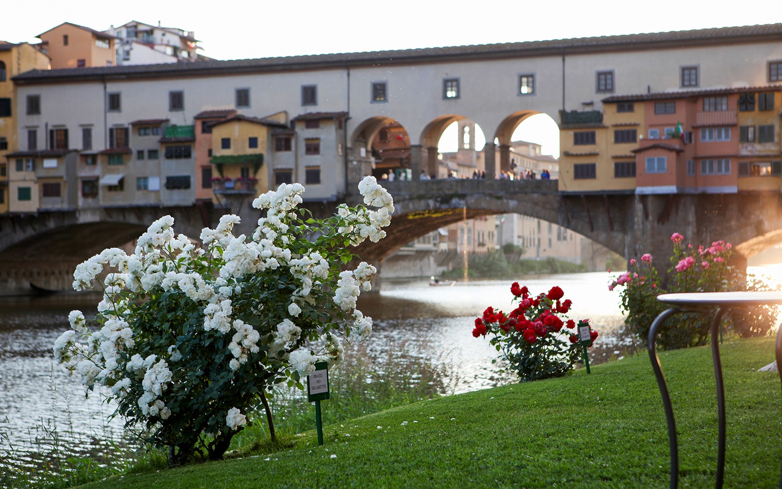 从花园中可以看到佛罗伦萨的老桥和亚诺河上的贡多拉。