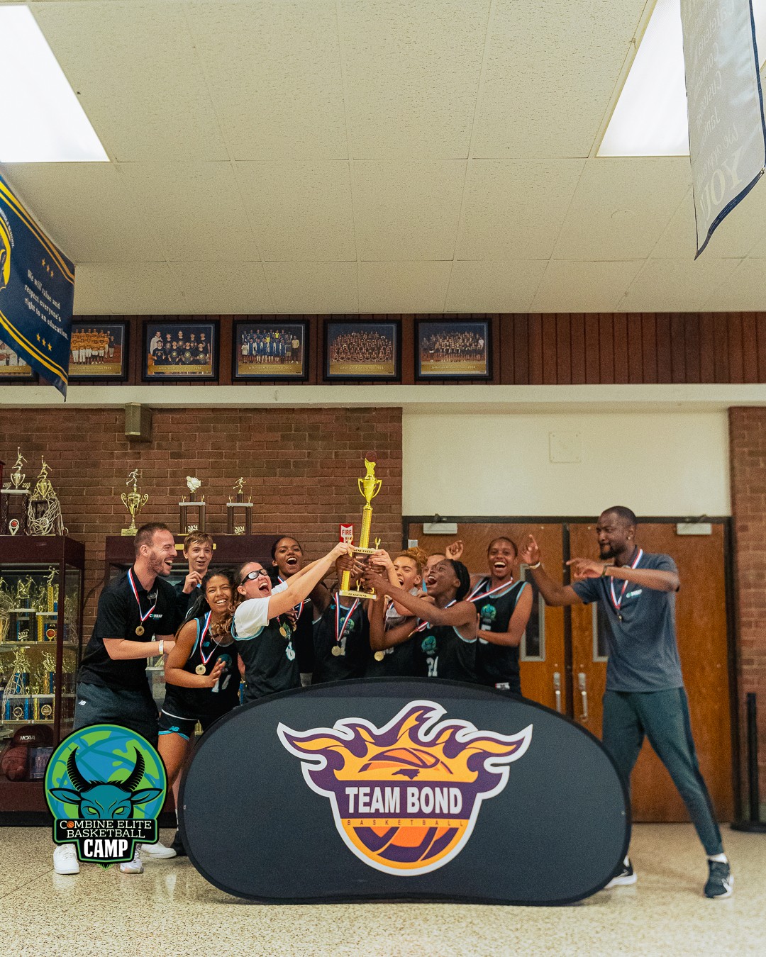 Moment de joie pour une équipe de jeunes basketteurs remportant un trophée.