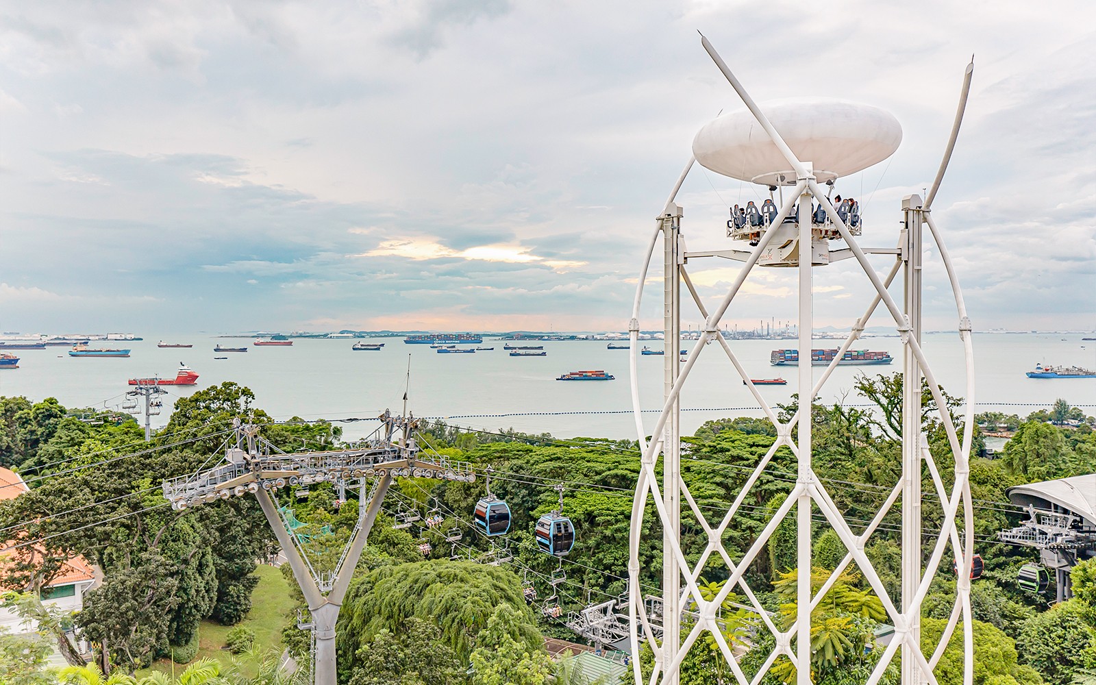 Funivia di Singapore e SkyHelix Sentosa con vista sull'oceano.