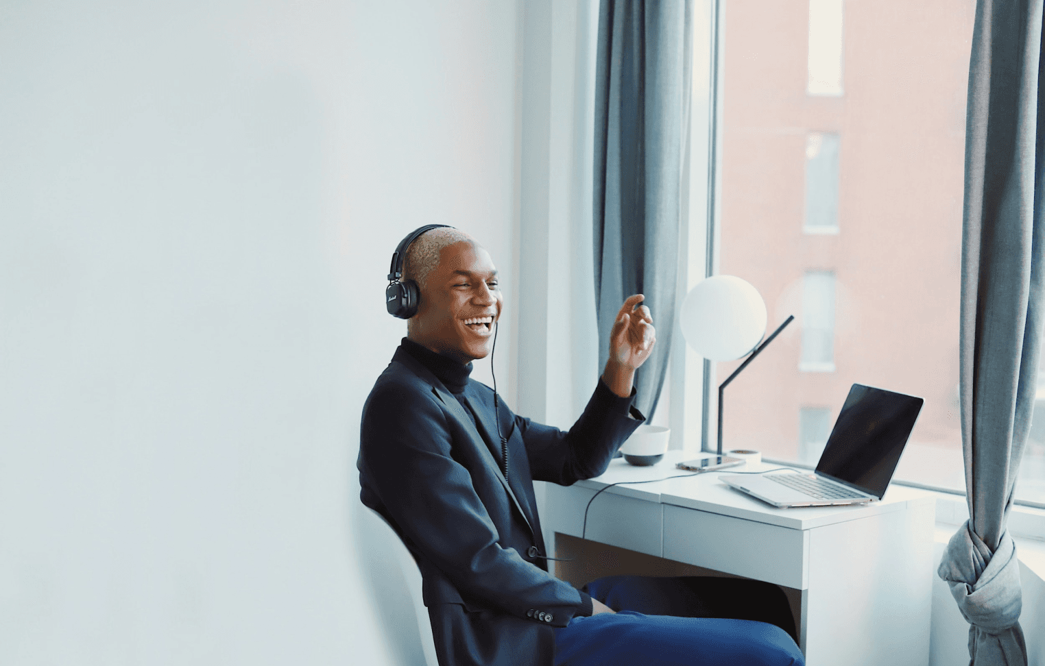 Happy employee collaborating easily with teammates through a reliable cloud infrastructure.