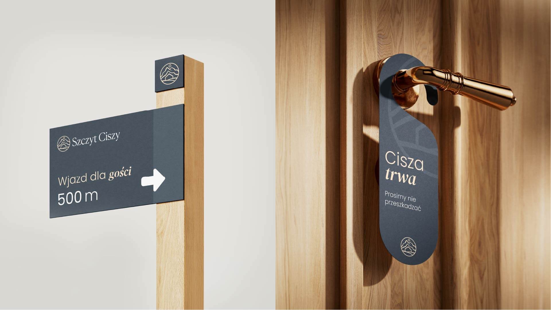 Projekt oznakowania Szczyt Ciszy — drewniany drogowskaz dla gości oraz zawieszka na drzwi „Cisza trwa”.