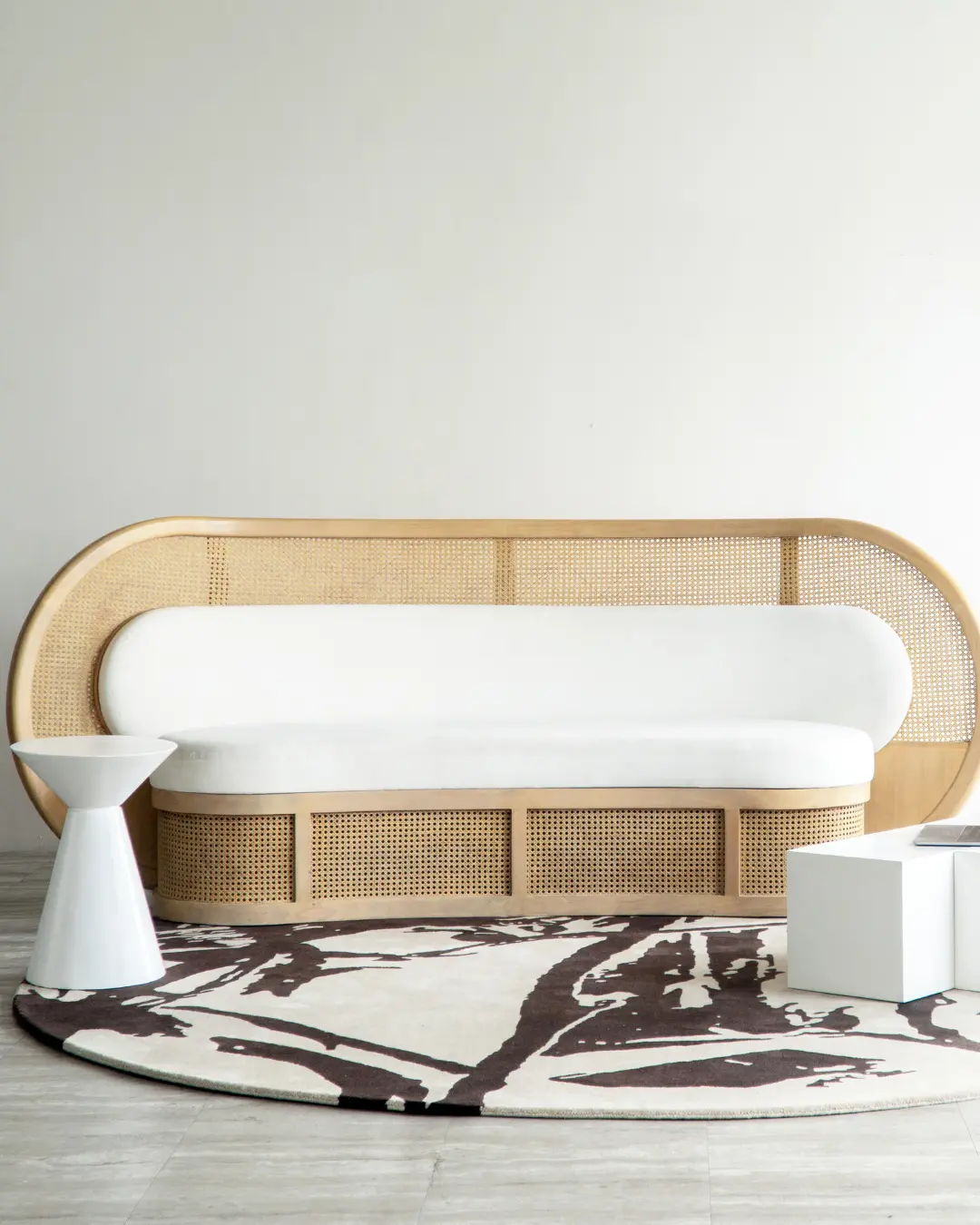 sofa con alfombra irregular blanca y marron