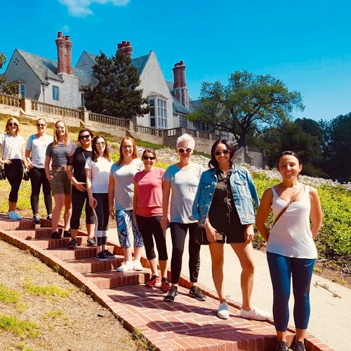 无论您的团体有多大，我们都有适合您的旅游选择。这些台阶通往著名的Greystone Mansion（灰石庄园）。