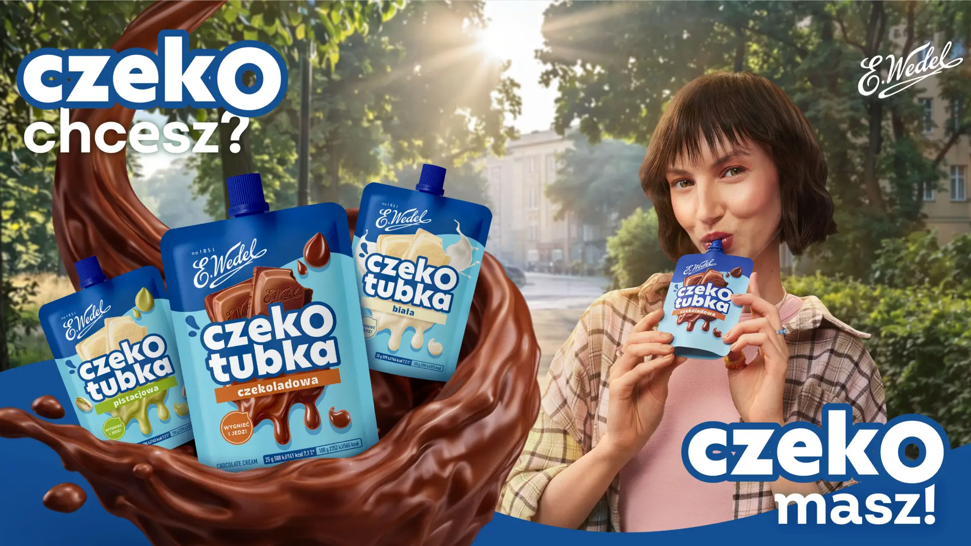 Kobieta pijąca krem czekoladowy z tubki Wedel obok trzech opakowań produktu