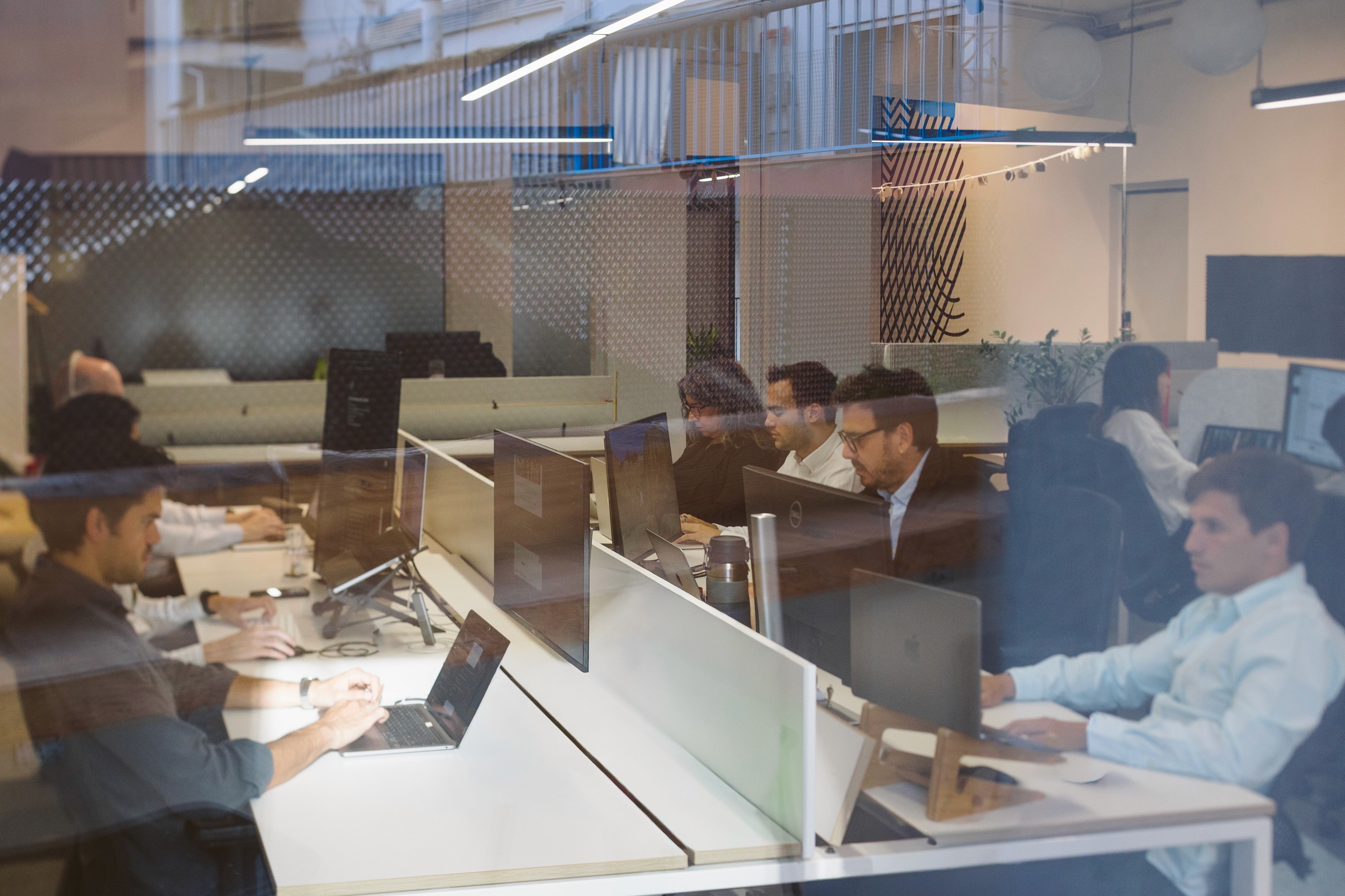 Equipo fundador de Ratio sentado en la oficina, especialistas en tecnología e inversión inmobiliaria.