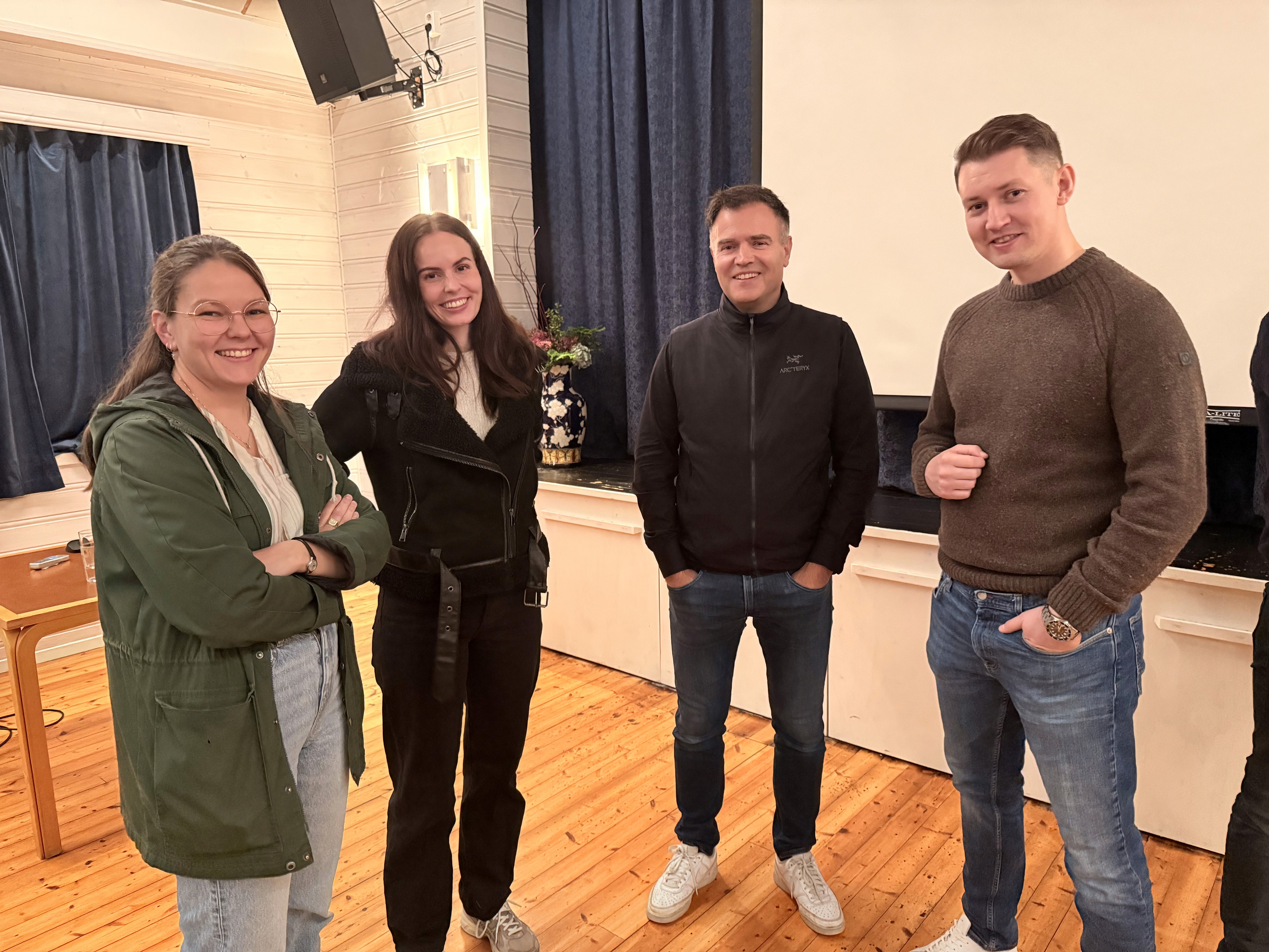 Helga til venstre i bildet, saman med kollegaen som også flytta heim til Grytøyra lenst til høgre. 