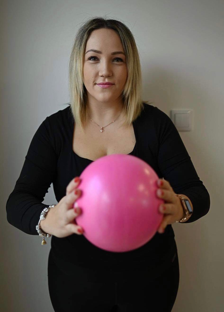 Büi Deborah gyógytornász rózsaszín labdával
