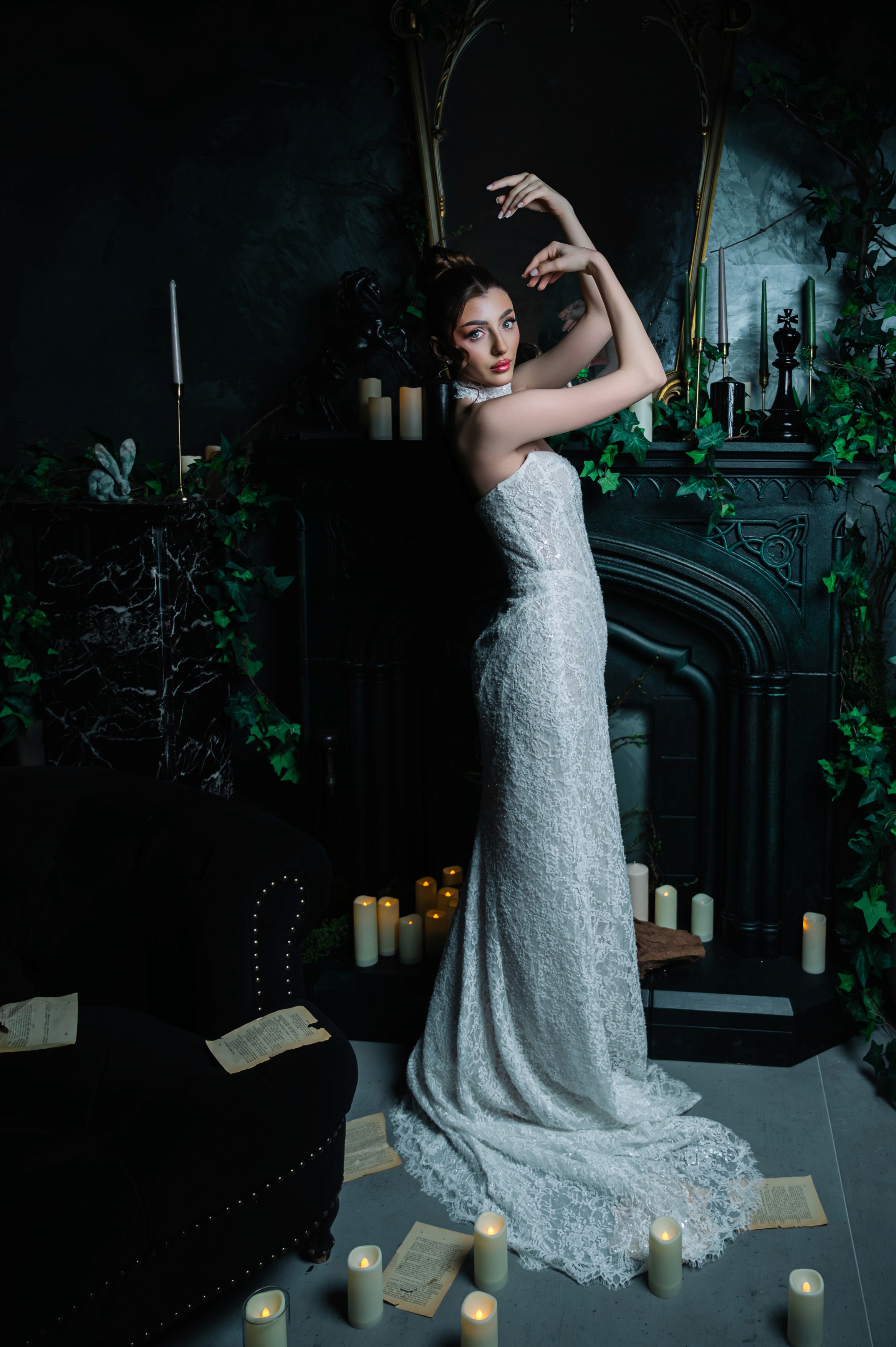 Mireasă fotografiată din spate într-un decor dramatic cu șemineu și lumânări, ședință foto de nuntă în București