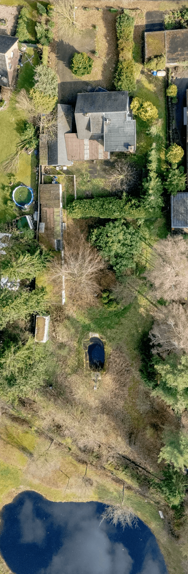 Senkrechte Drohnenaufnahme des großzügigen Grundstücks mit Einfamilienhaus, Gartenflächen und naturnahem Umfeld in Gronau-Epe.
