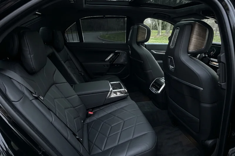 BMW i7 arriere ecran cinema
