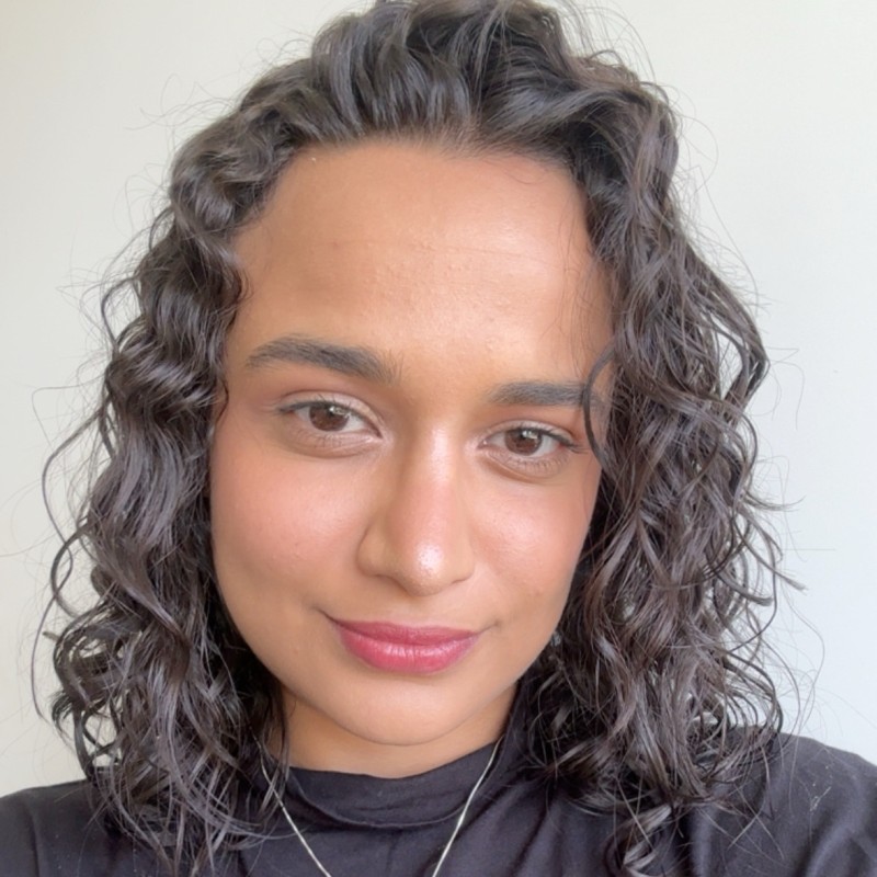 Foto de Clark Silva de perfil, com os olhos fechados. Ele tem óculos redondos, pele clara e cabelos escuros