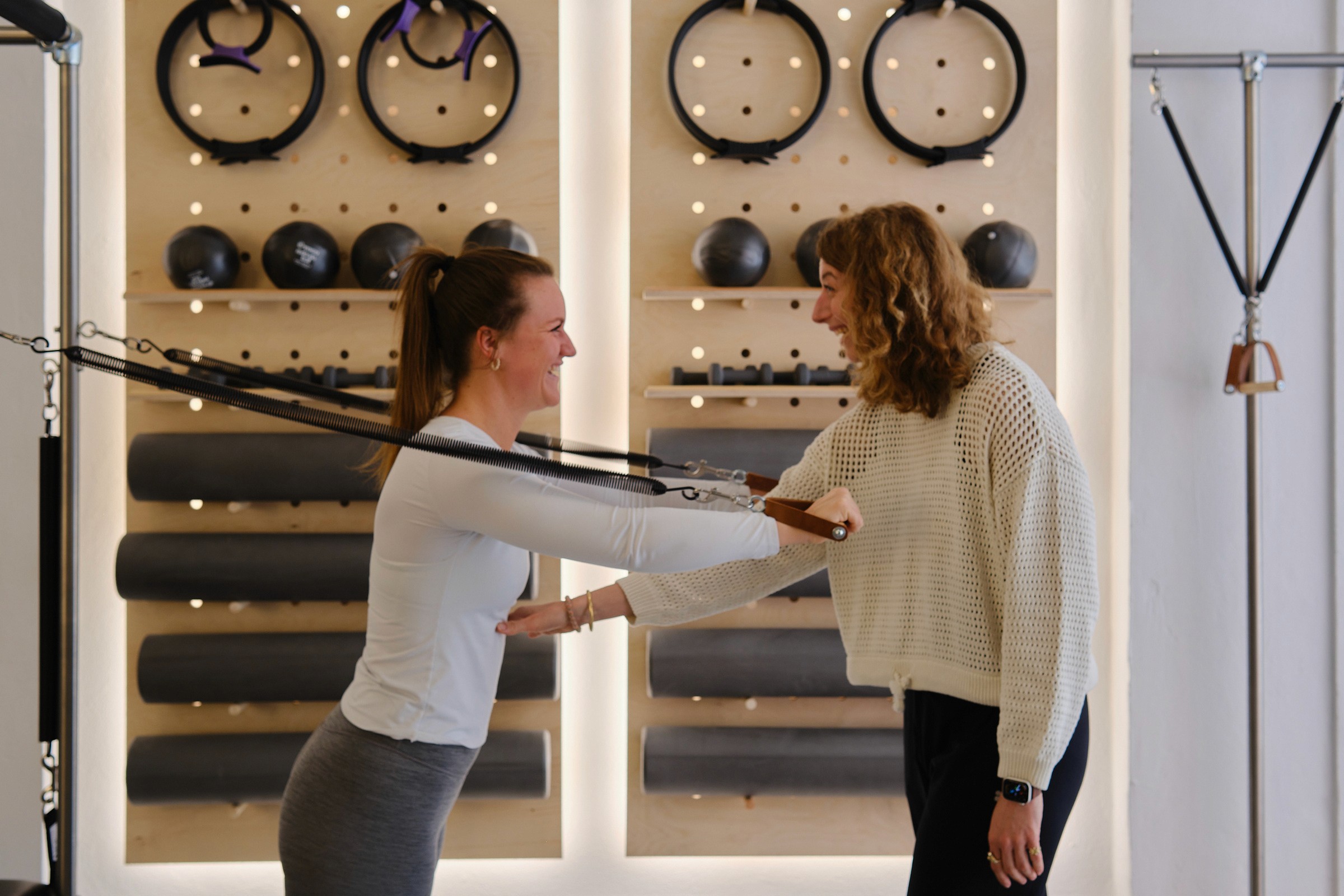 Kvinde bliver rettet til af pilates instruktør