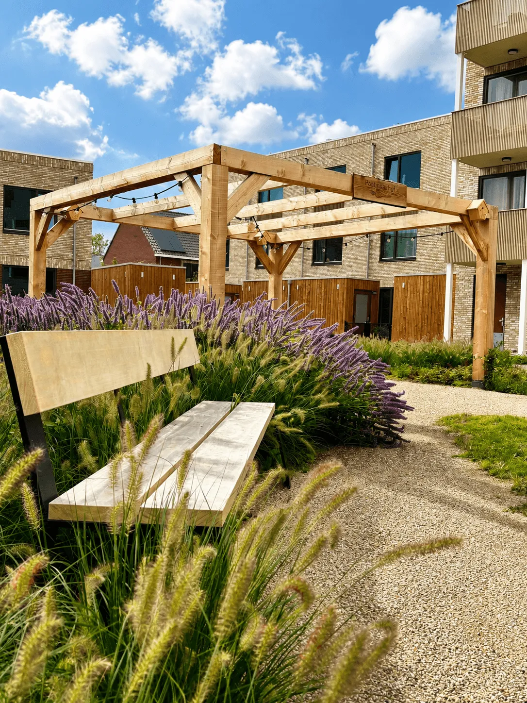 Zakelijk tuinontwerp en tuinaanleg voor woningcoöperatie in Cuijk door Hoveniersbedrijf Star Landscaping