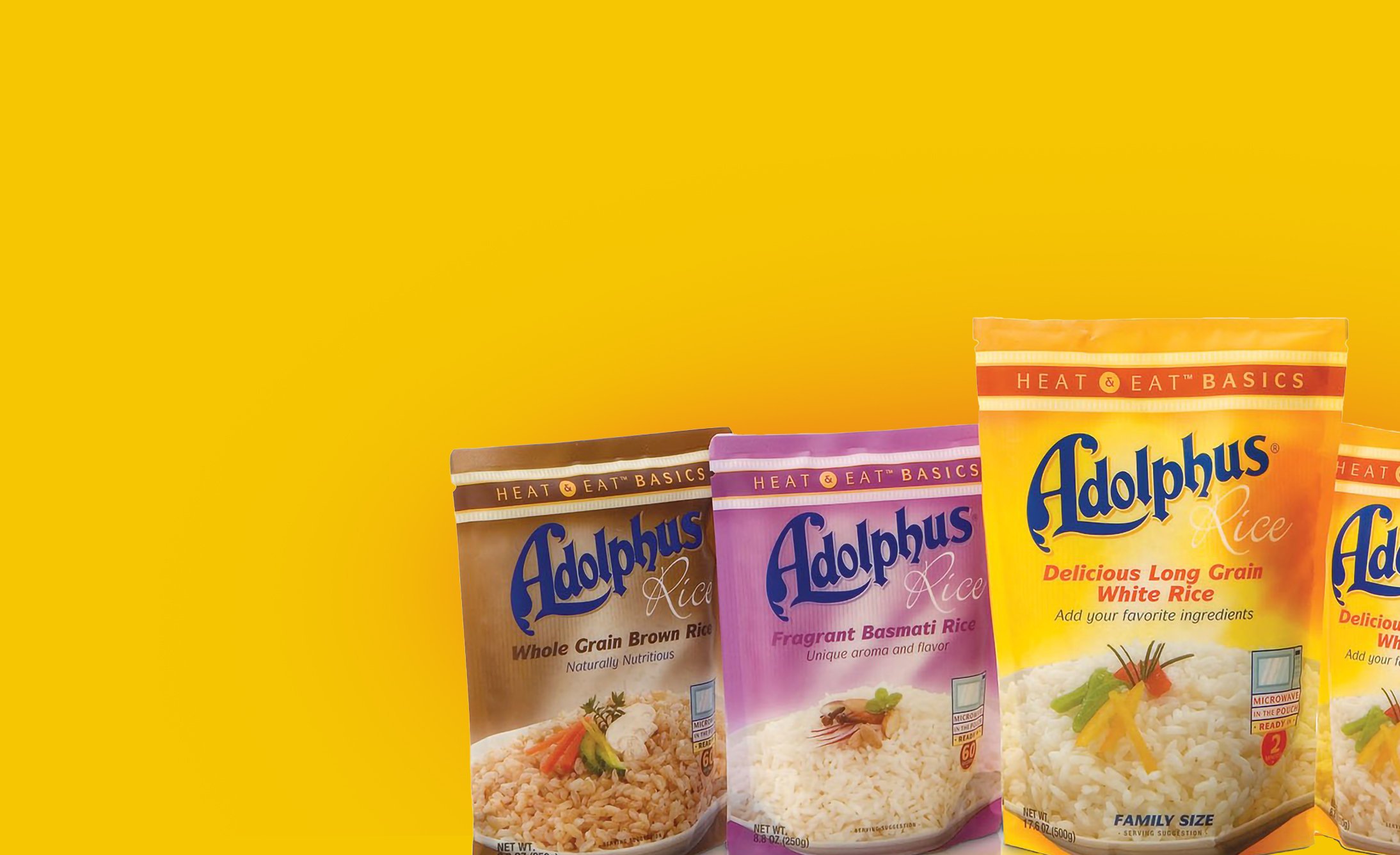 Paquetes de arroz Adolphus sobre un fondo amarillo brillante. Las variedades incluyen arroz integral de grano entero, arroz basmati fragante y arroz blanco de grano largo.