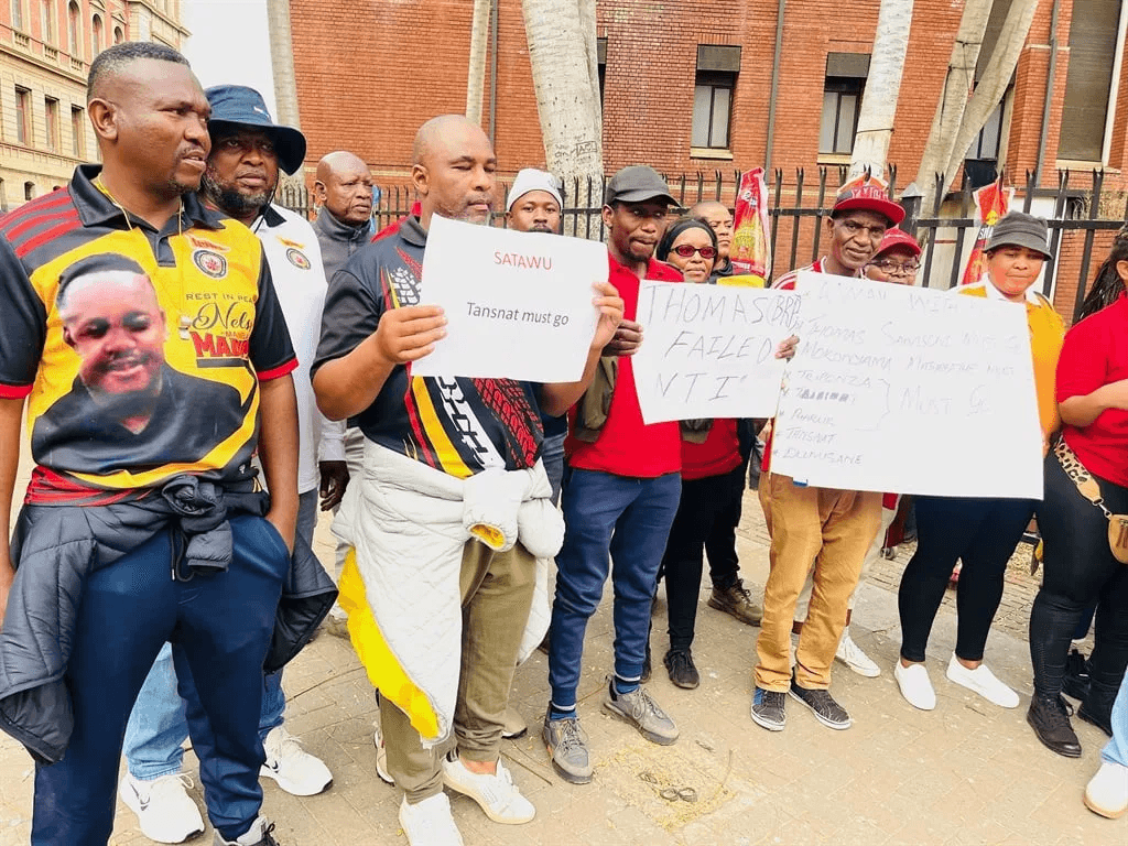 Photo:NTI bus employees protest outside Gauteng transport offices over unpaid salaries – South African Daily