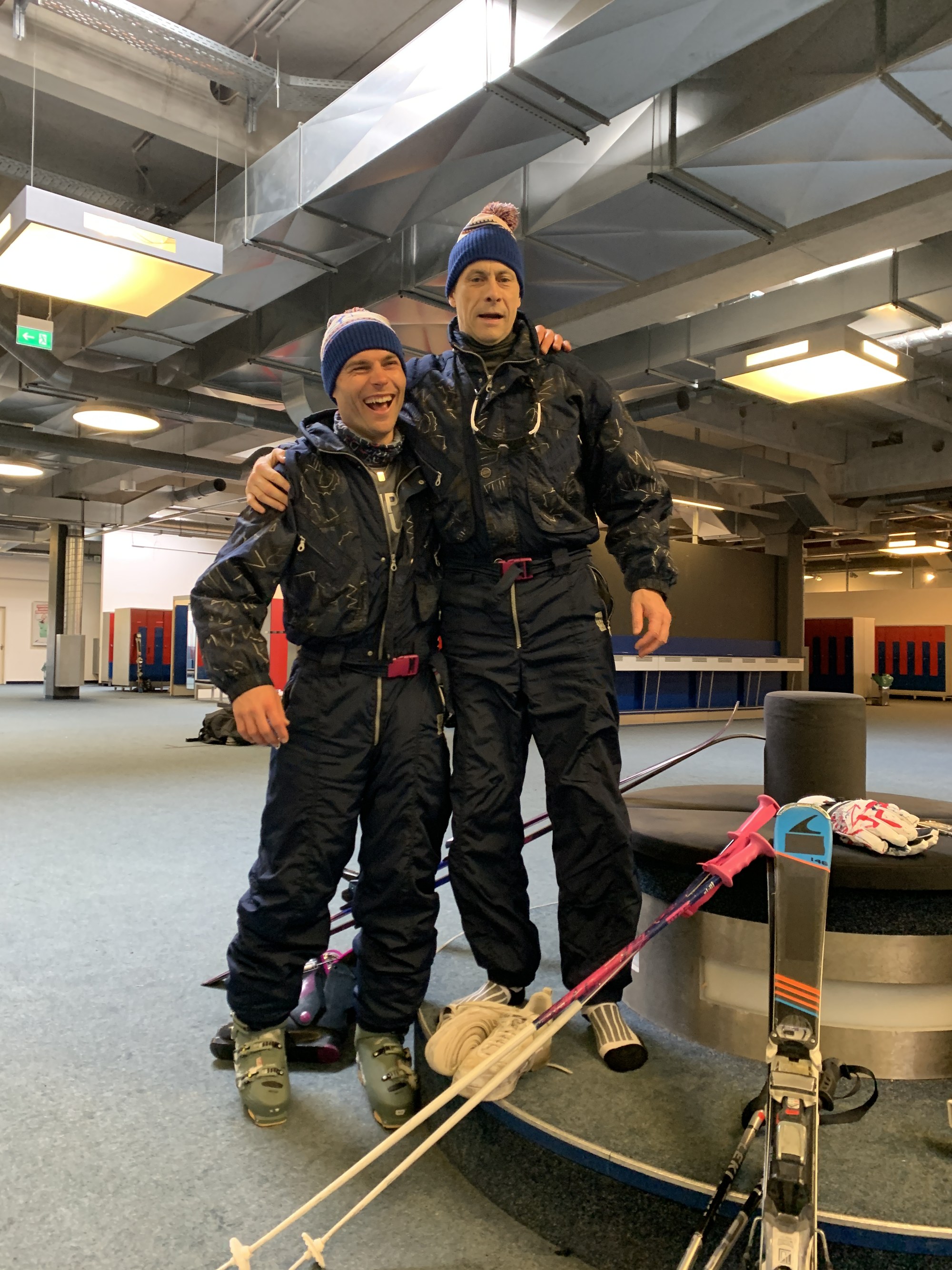 Two identical retro onesies in the ski hall: Tobi Deckert as the ski double in Thorsten’s costume