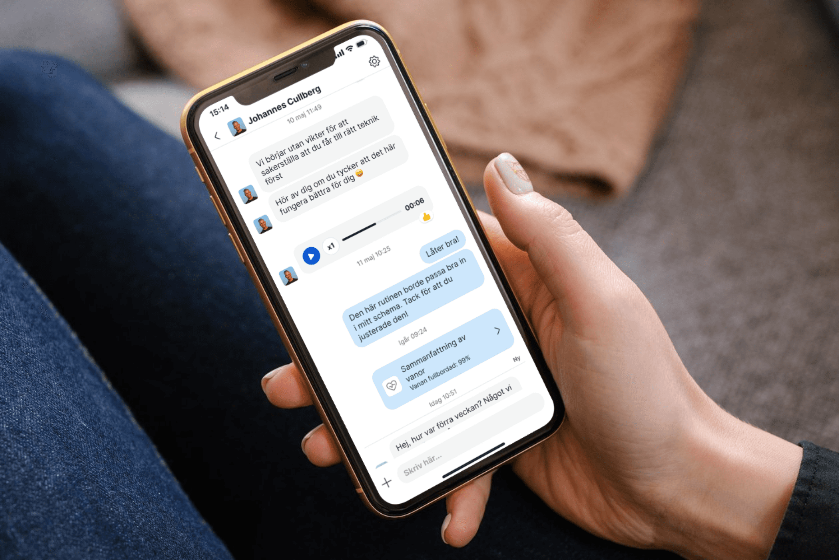 Johannes Cullberg står på en strand, ler och tittar mot kameran med armarna i kors