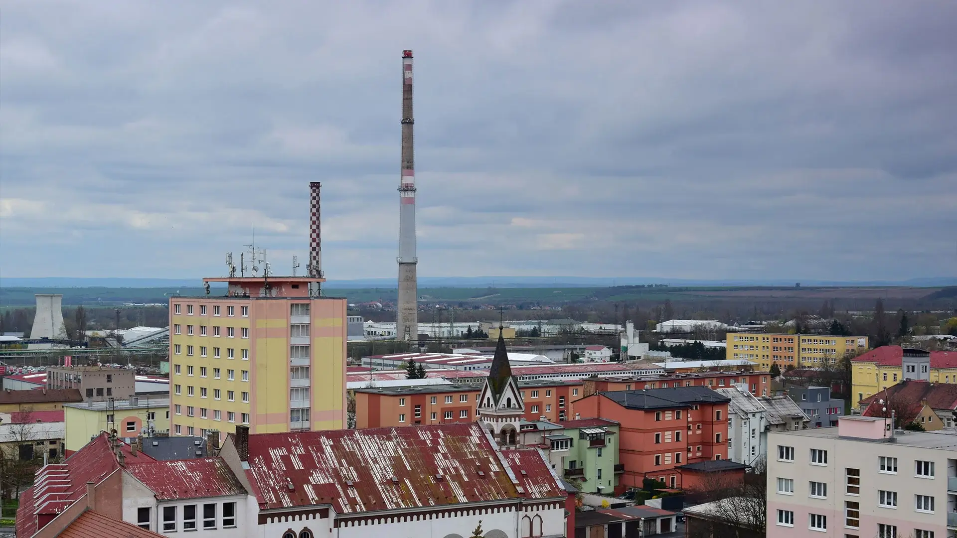 Historické domy s věží v centru města. Krása regionu, kterou pomáháme starostům chránit a dále rozvíjet.