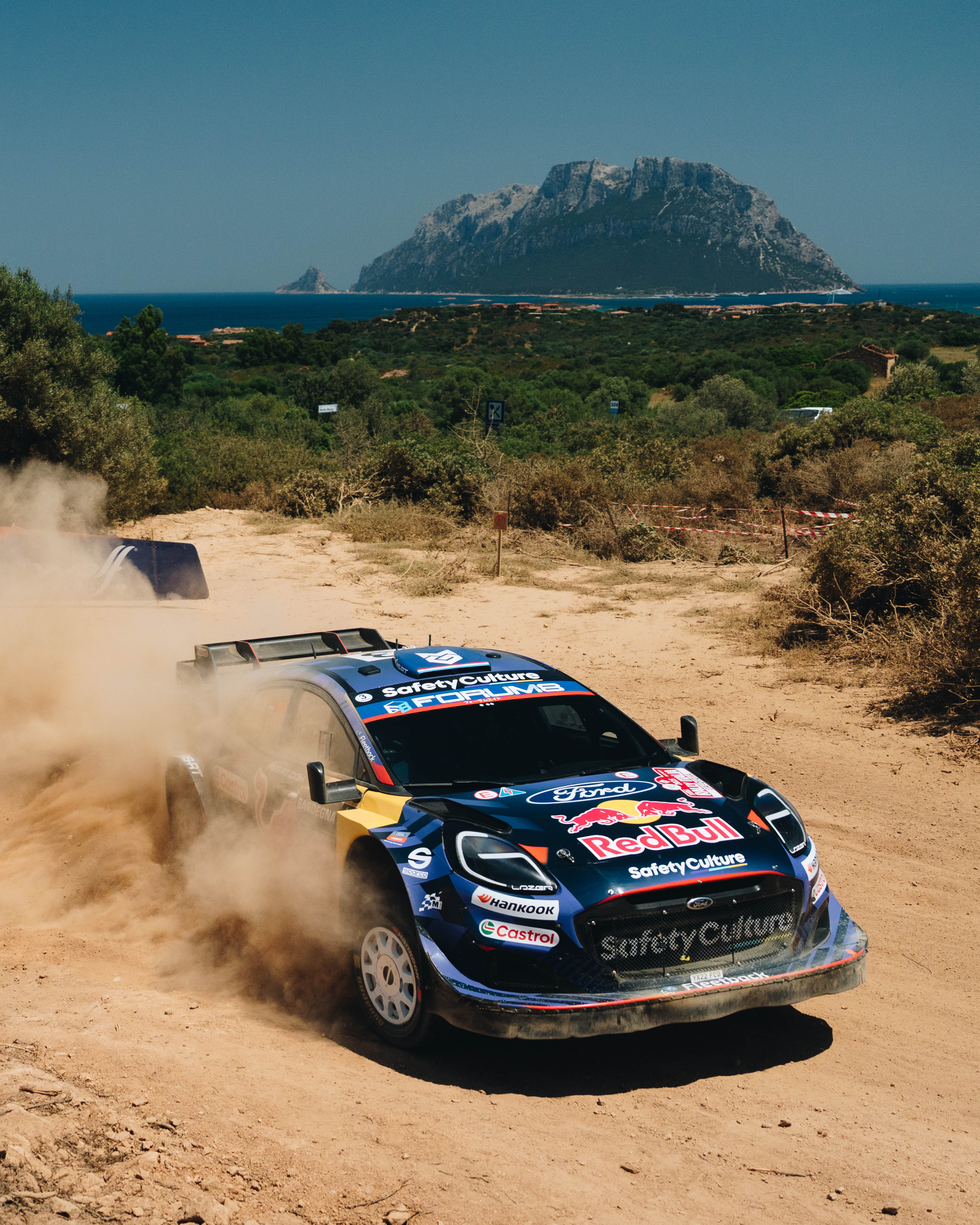 Render vista tre quarti frontale di Kia EV6 in ambiente architettonico moderno e minimalista in stile advertising.