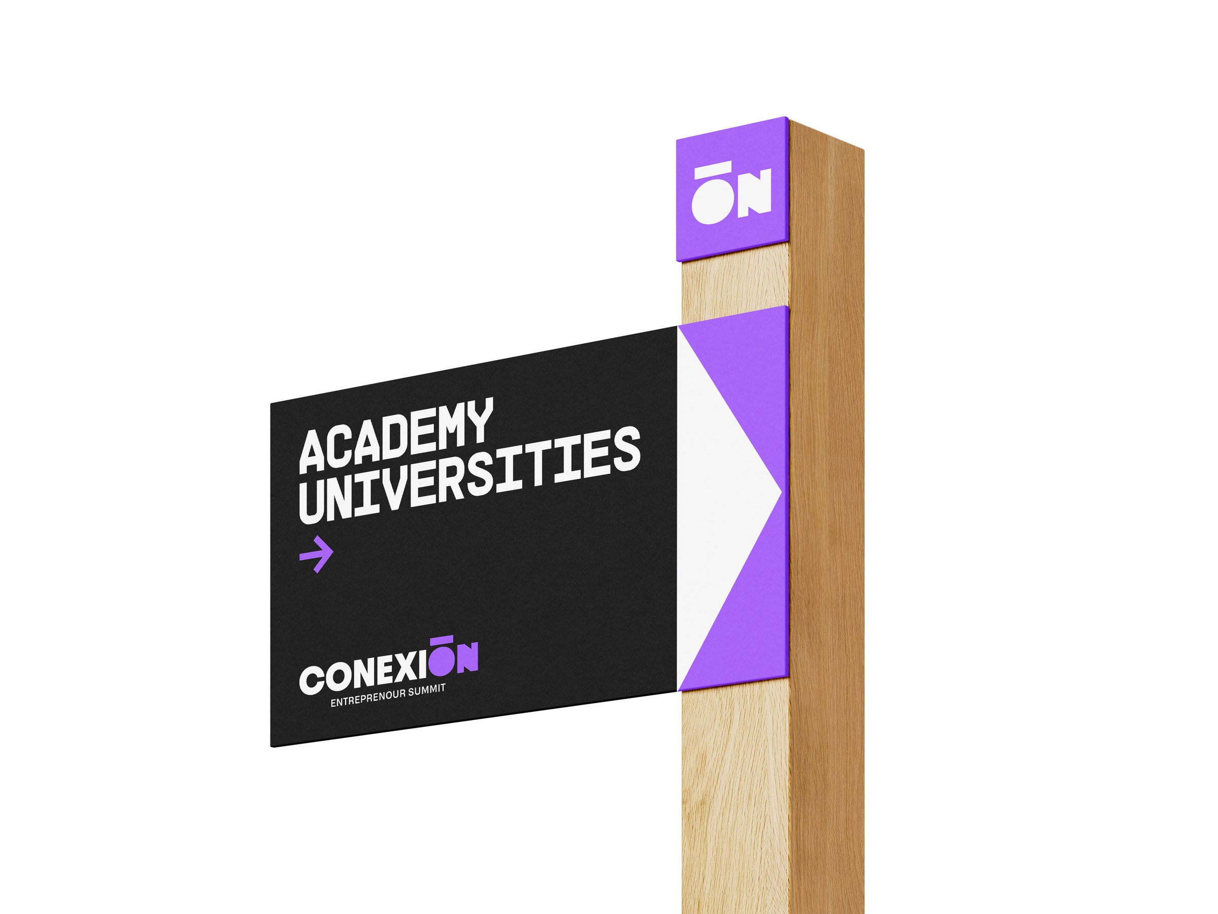Mockup de señalética de madera de Conexión 2024 que indica Academy y Universities