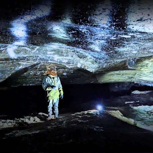 Путешественник Викингов в ледяной пещере