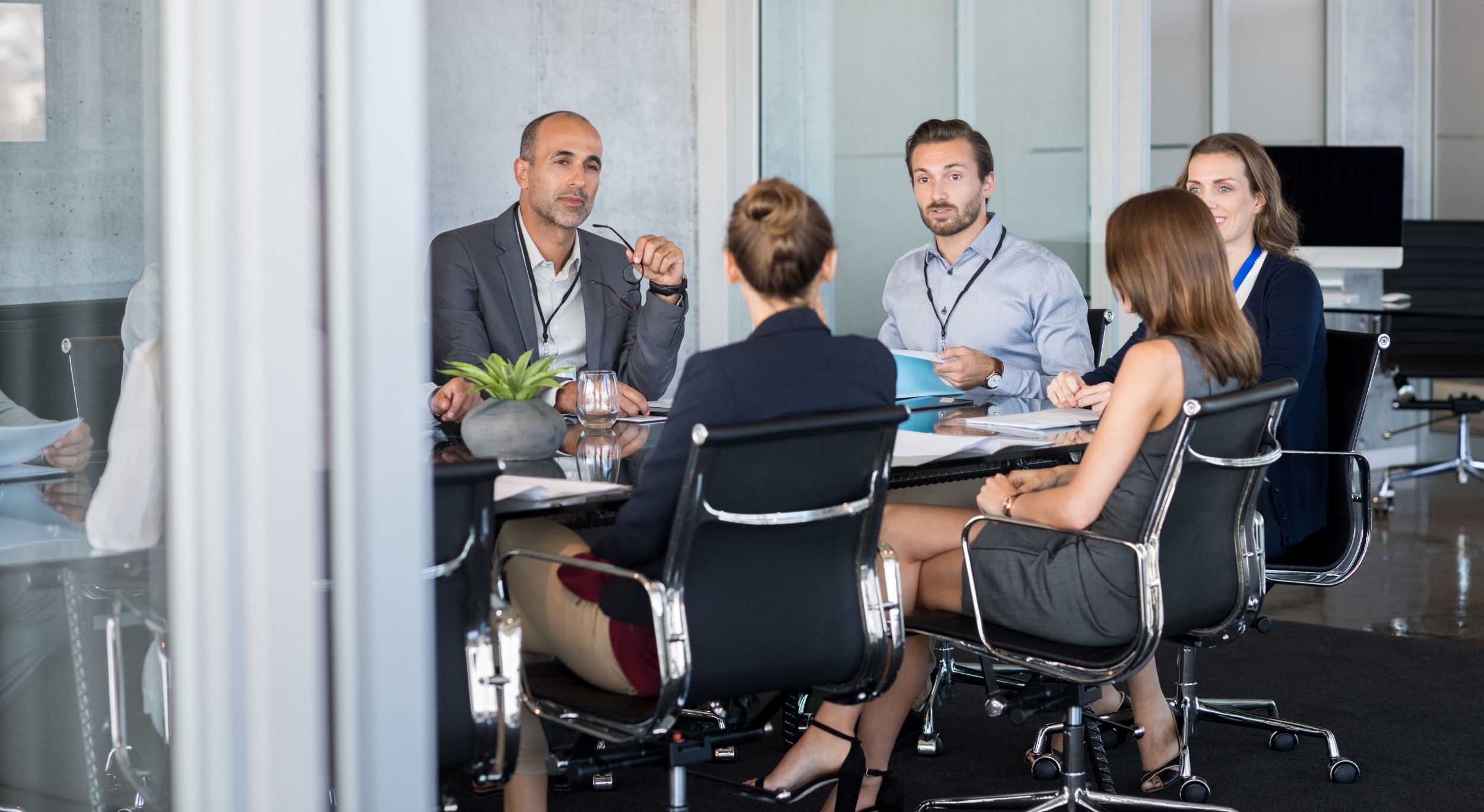 Vertreterinnen und Vertreter von Partnerorganisationen besprechen eine Bildungspartnerschaft