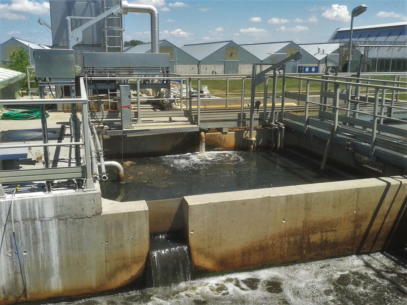 HYBRATOR MBBR biological stage and outlet weir at the Glencore wastewater treatment plant, Foktő, Hungary