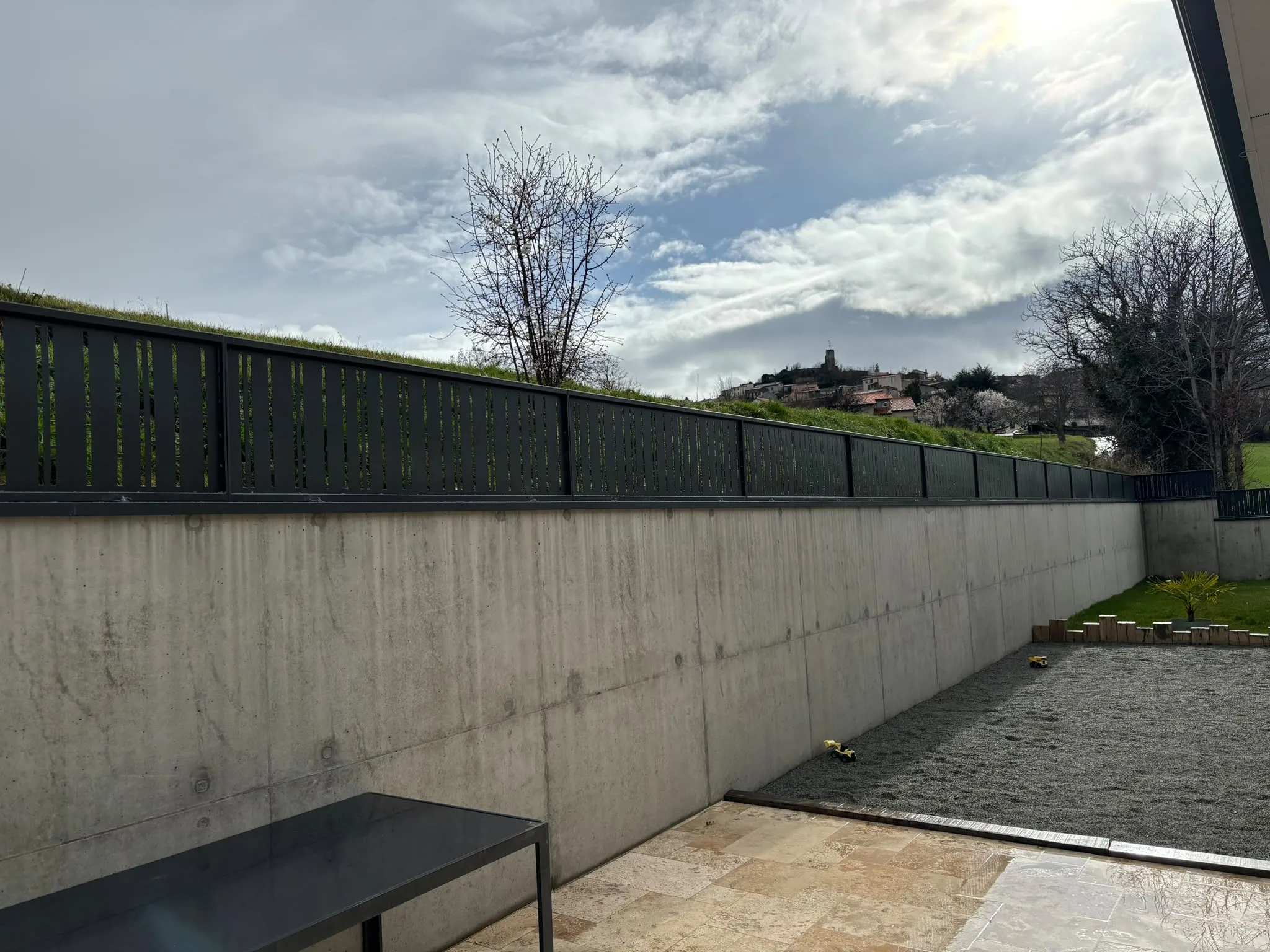 Clôture à barreaux sur un mur de soutènement — AFermetures
