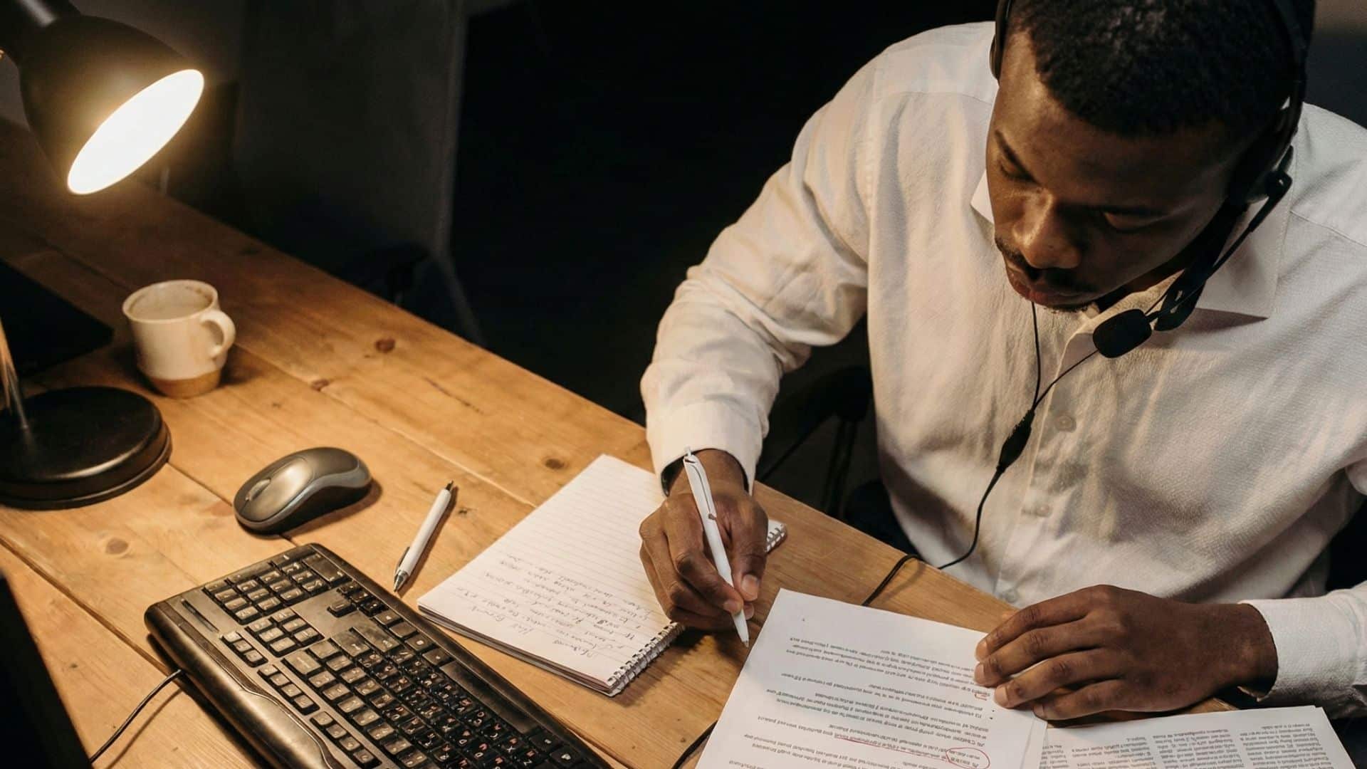 seo specialist analyzing organic ranking report