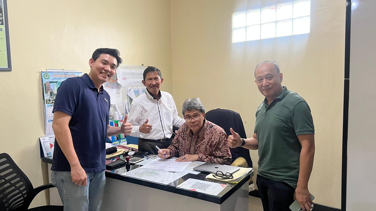 Direktur Akun AutoKon, Pak Moch Ardi Prasetiawan dan H. Samsul Samsari dari PT Tri Insan Karya saat penandatanganan perjanjian di Serang, Banten, Januari 2026