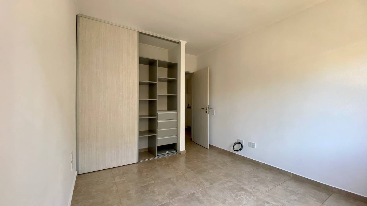Habitación con amplio placard integrado
