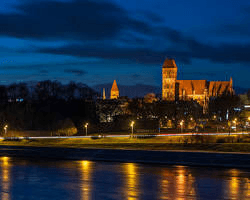 Panorama Torunia nocą – widok na Stare Miasto od strony Wisły, obszar obsługiwany przez Hydro-Mur