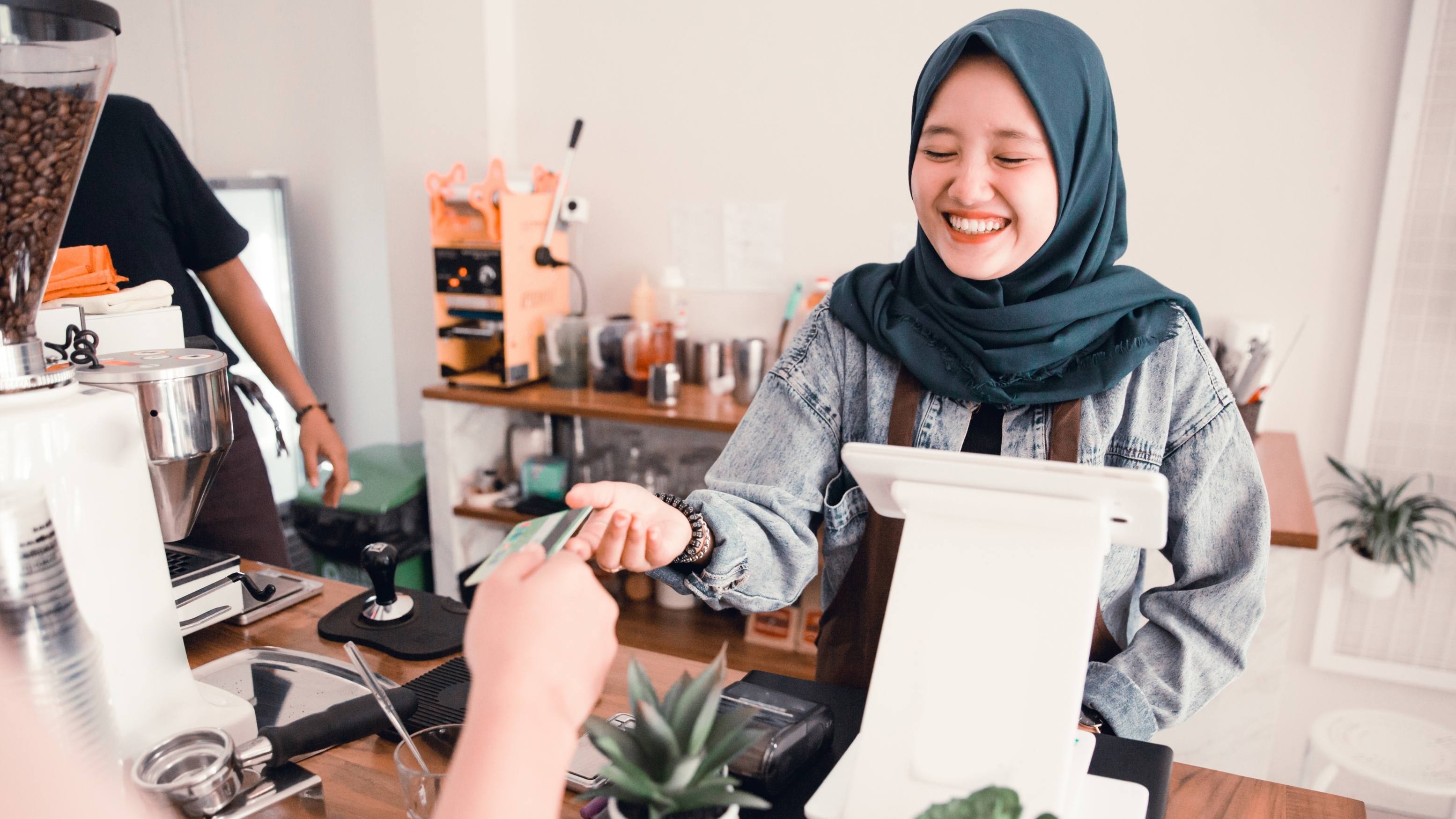 马来西亚餐饮业老板在柜台收款 