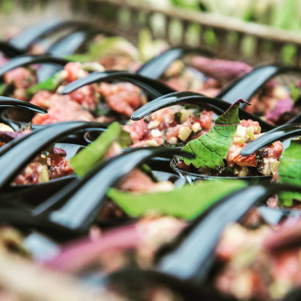 Entrée gastronomique dressée avec soin par un traiteur pour événement ou dîner raffiné.