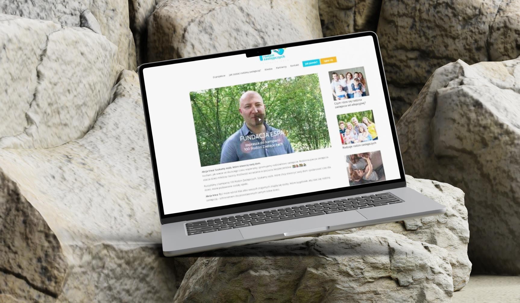 Mockup bloga lub portalu contentowego wyświetlonego na ekranie laptopa – wizualizacja czytelności tekstu w warunkach naturalnych.