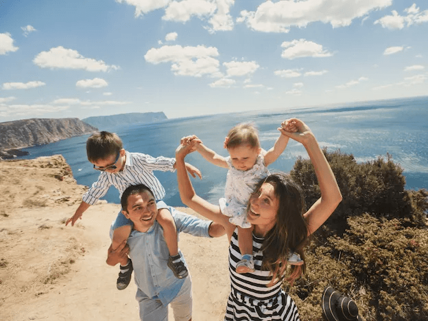 Imagem de uma família se divertindo numa viagem pelo mediterrâneo.