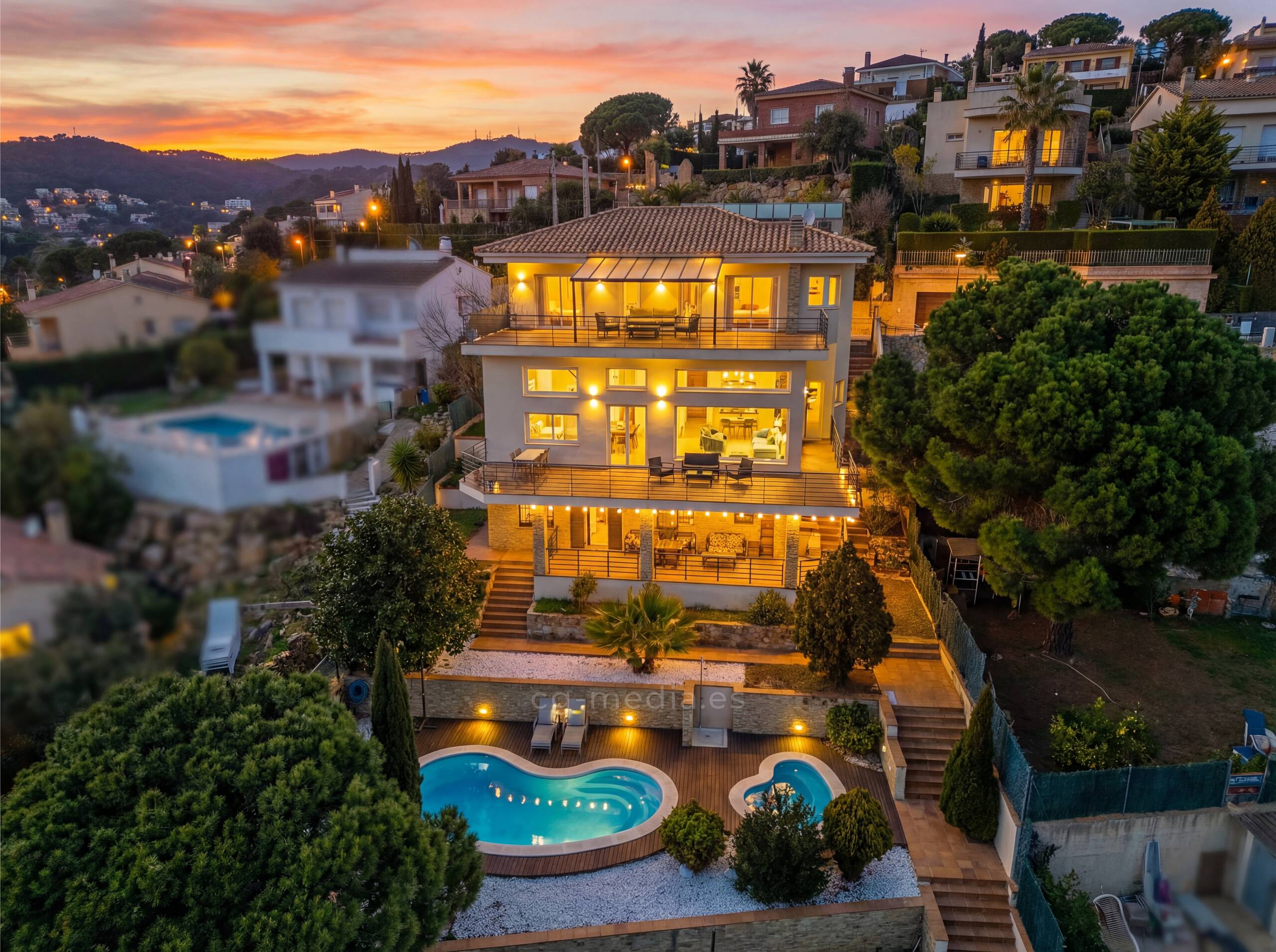 Foto de casa realizada por fotógrafo inmobiliario profesional en Costa Brava, Lloret de Mar, Barcelona, S’Agaró y Platja d’Aro, con imagen luminosa, cuidada y de alta calidad profesional.