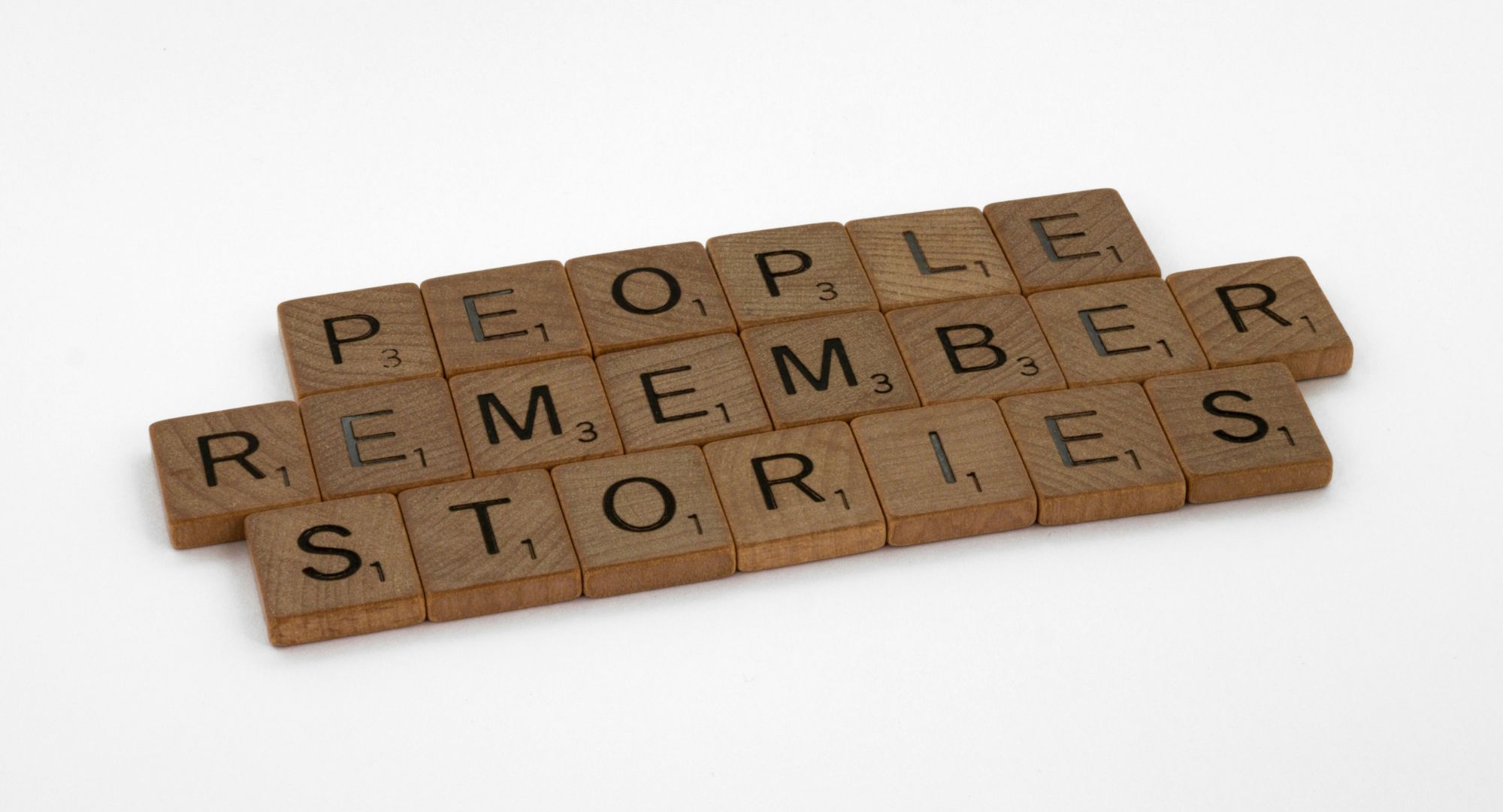 blocos de letras formando a frase "people remember stories"